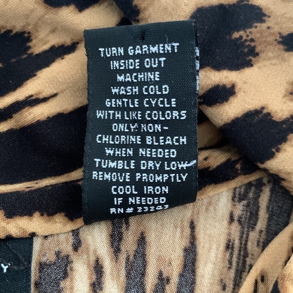 New York & Co Stretch Deep V-Neck Animal Print Blouse w/3/4 Sleeves. Size Large - Picture 9 of 12